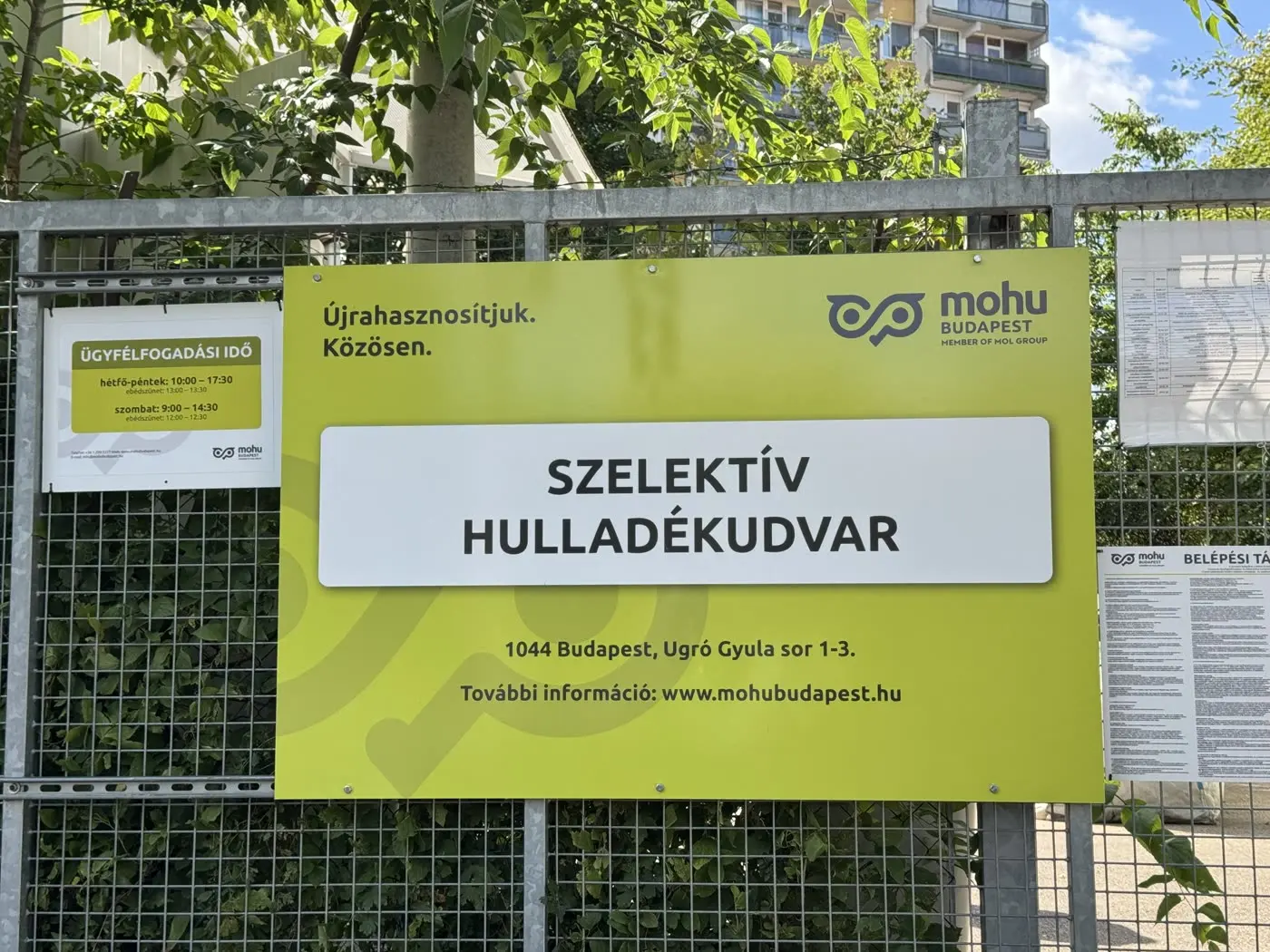 Szelektív hulladékudvar táblája, ahová az elektronikai hulladék került